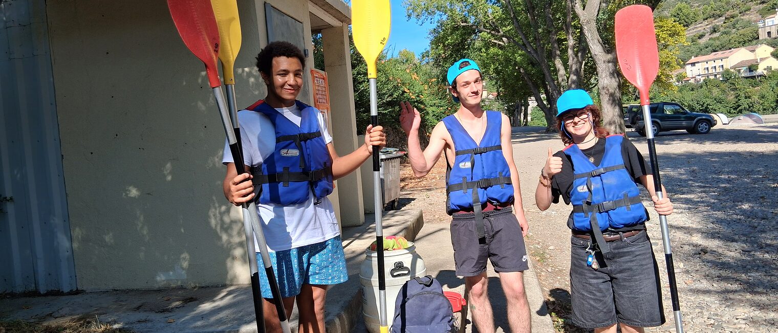 Deutsche Azubis posieren mit Paddeln und Schwimmwesten in Lezignan.