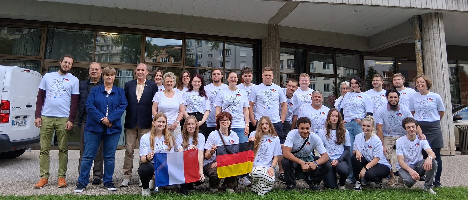 Die deutschen Azubis posieren für ein Gruppenbild vor der Chambre de Métiers de l'Aude in Lezignan.