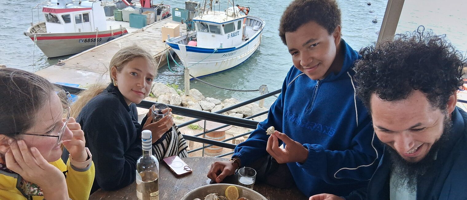 Die deutschen Azubis essen am Hafen von Lezignan zusammen französische Schnecken.