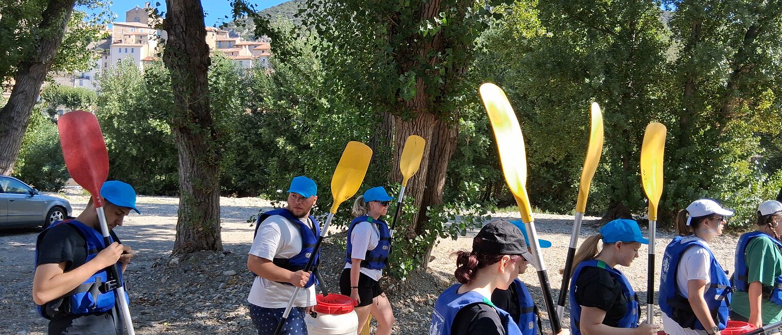 Die deutschen Azubis laufen mit ihren Paddels und Schwimmwesten zum Fluss nahe Lezignan.