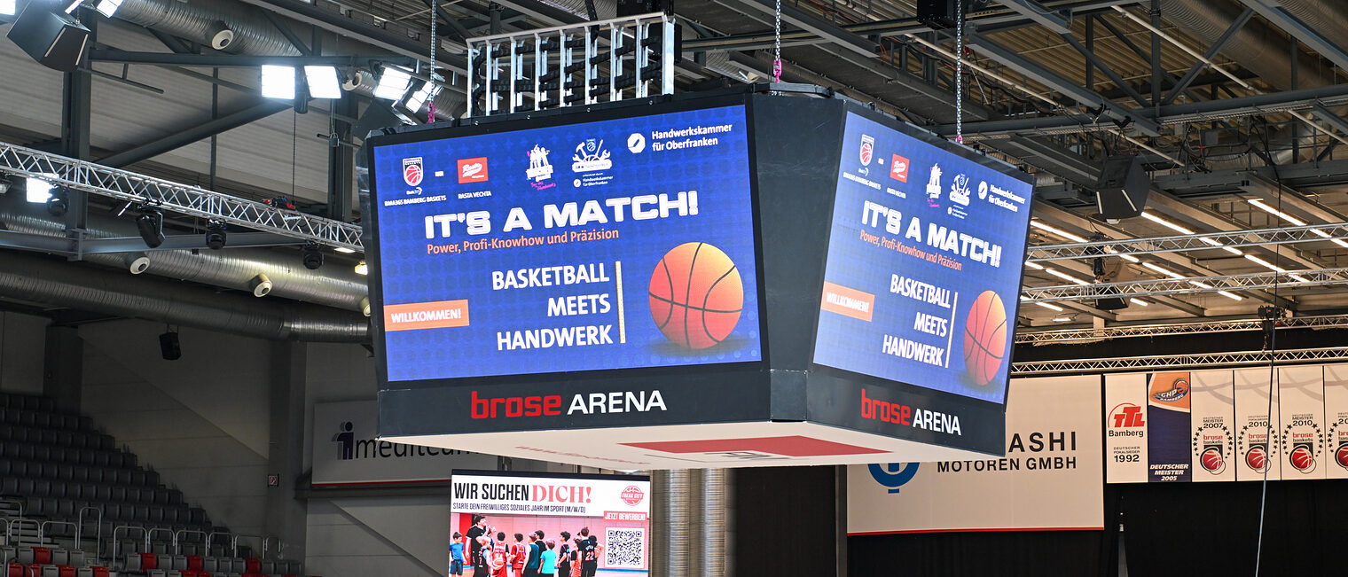 Einblendung der Willkommensfolie auf dem Videowürfel der Brose-Arena. 