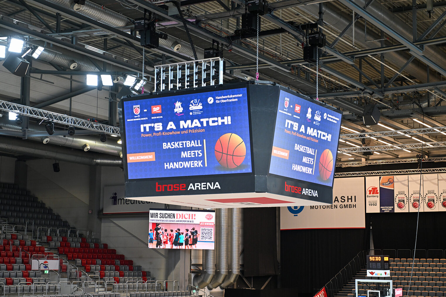 Einblendung der Willkommensfolie auf dem Videowürfel der Brose-Arena. 