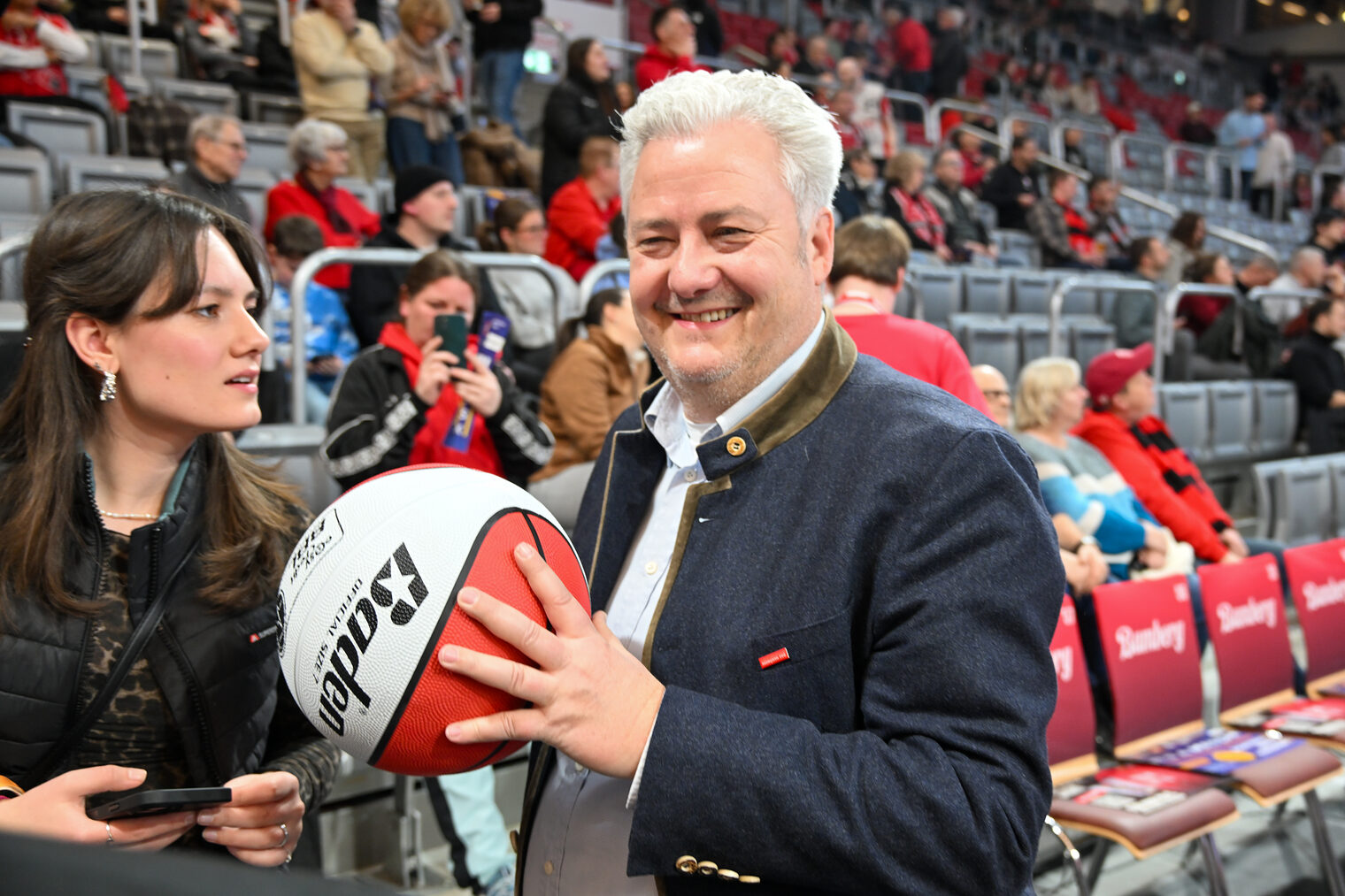 HWK-Präsident Matthias Graßmann hält lächelnd einen Basketball in den Händen.