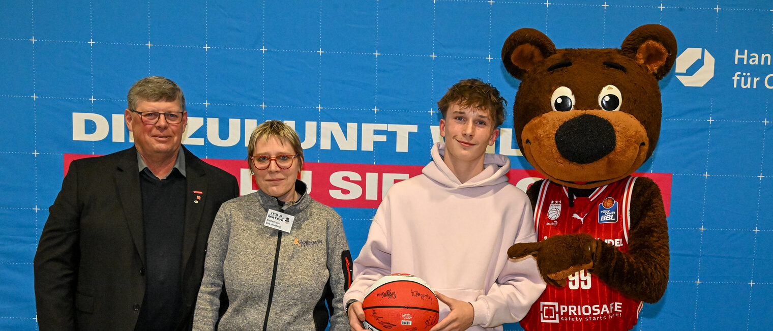 HWK-Vorstandsmitglied Michael Klein, eine Vertreterin von Kachelmann Bad und Heizung, ein Schüler mit dem Gewinnerball und Maskottchen Freaky.