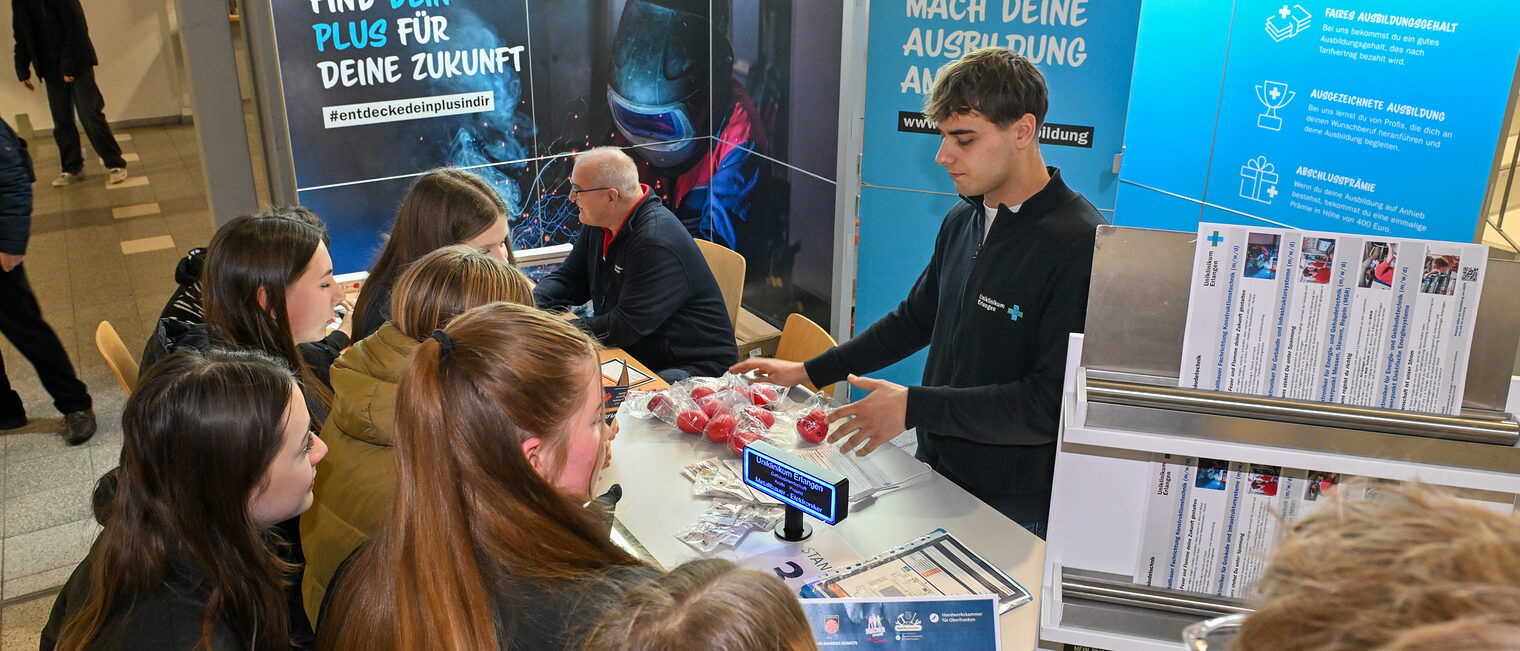 Schülerinnen informieren sich am Stand des Universitätsklinikums Erlangen.