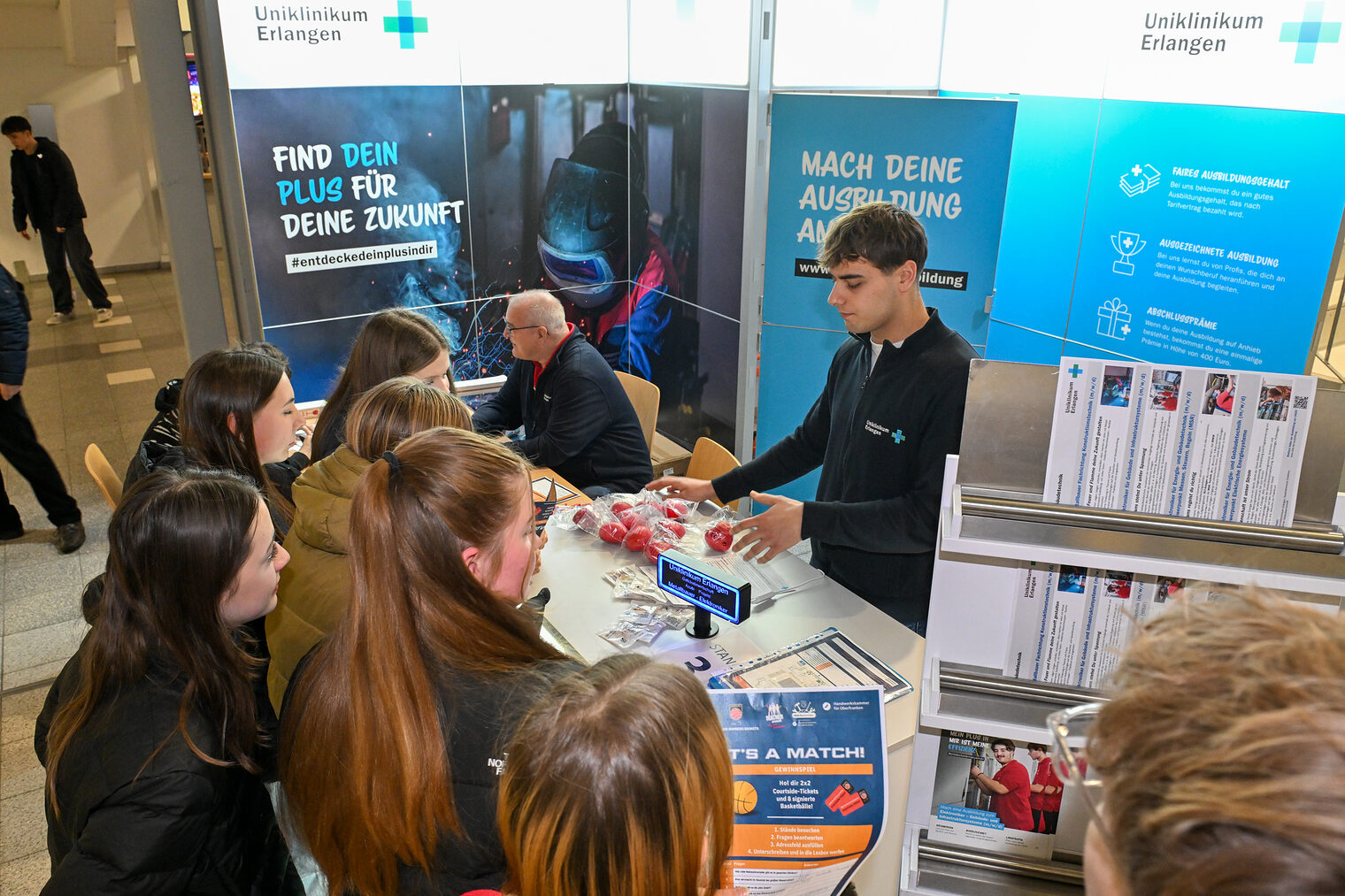 Schülerinnen informieren sich am Stand des Universitätsklinikums Erlangen.