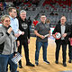 Die HWK-Verantwortlichen stehen auf dem Spielfeld und tragen die Losbox.
