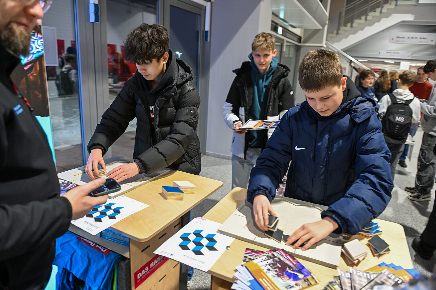 Zwei Schüler versuchen sich an der Fliesenlegechallenge der Handwerkskammer.