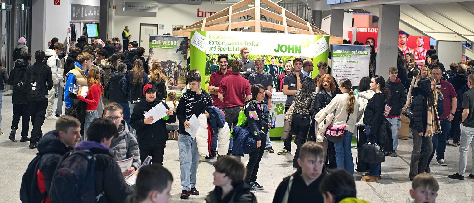 Die Schülerinnen und Schüler besuchen die verschiedenen Stände der Betriebe in der Brose Arena.