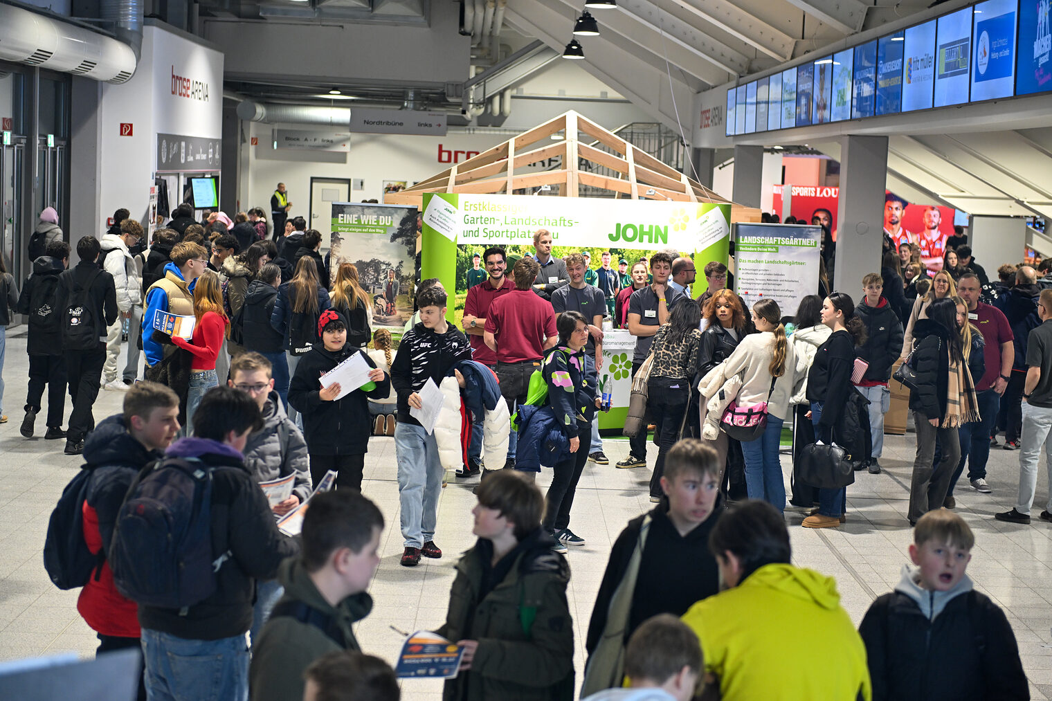 Die Schülerinnen und Schüler besuchen die verschiedenen Stände der Betriebe in der Brose Arena.