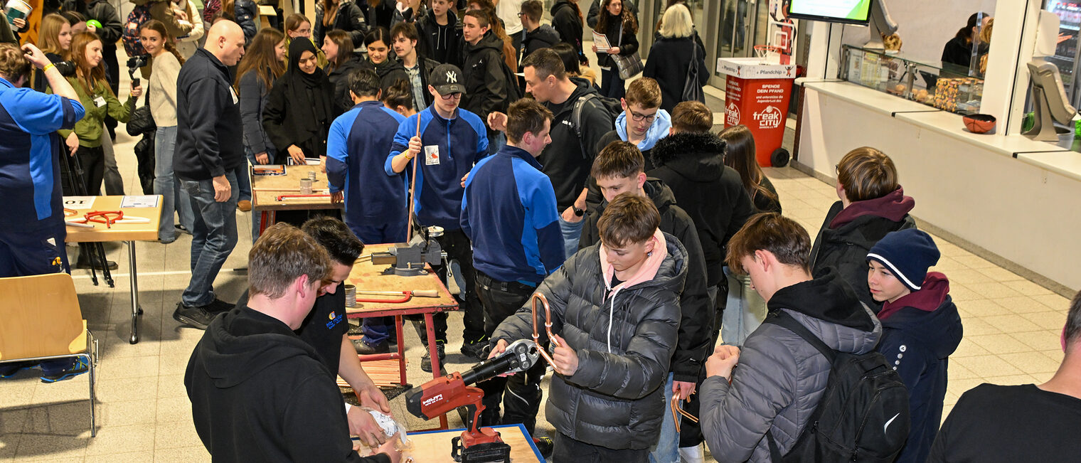 Schülerinnen und Schüler besuchen die Stände der Aussteller in der Brose-Arena.