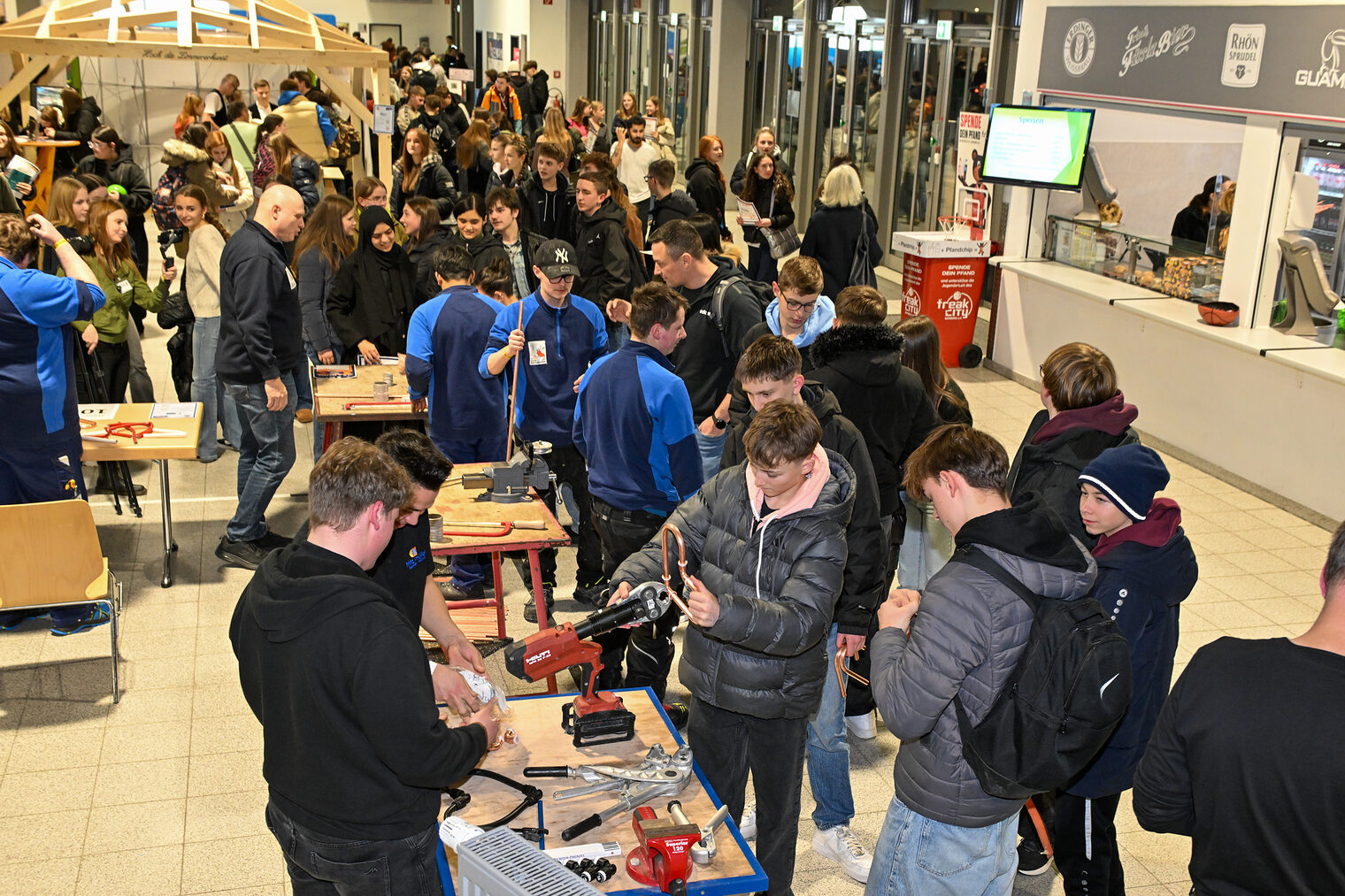 Schülerinnen und Schüler besuchen die Stände der Aussteller in der Brose-Arena.