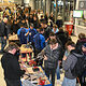 Schülerinnen und Schüler besuchen die Stände der Aussteller in der Brose-Arena.