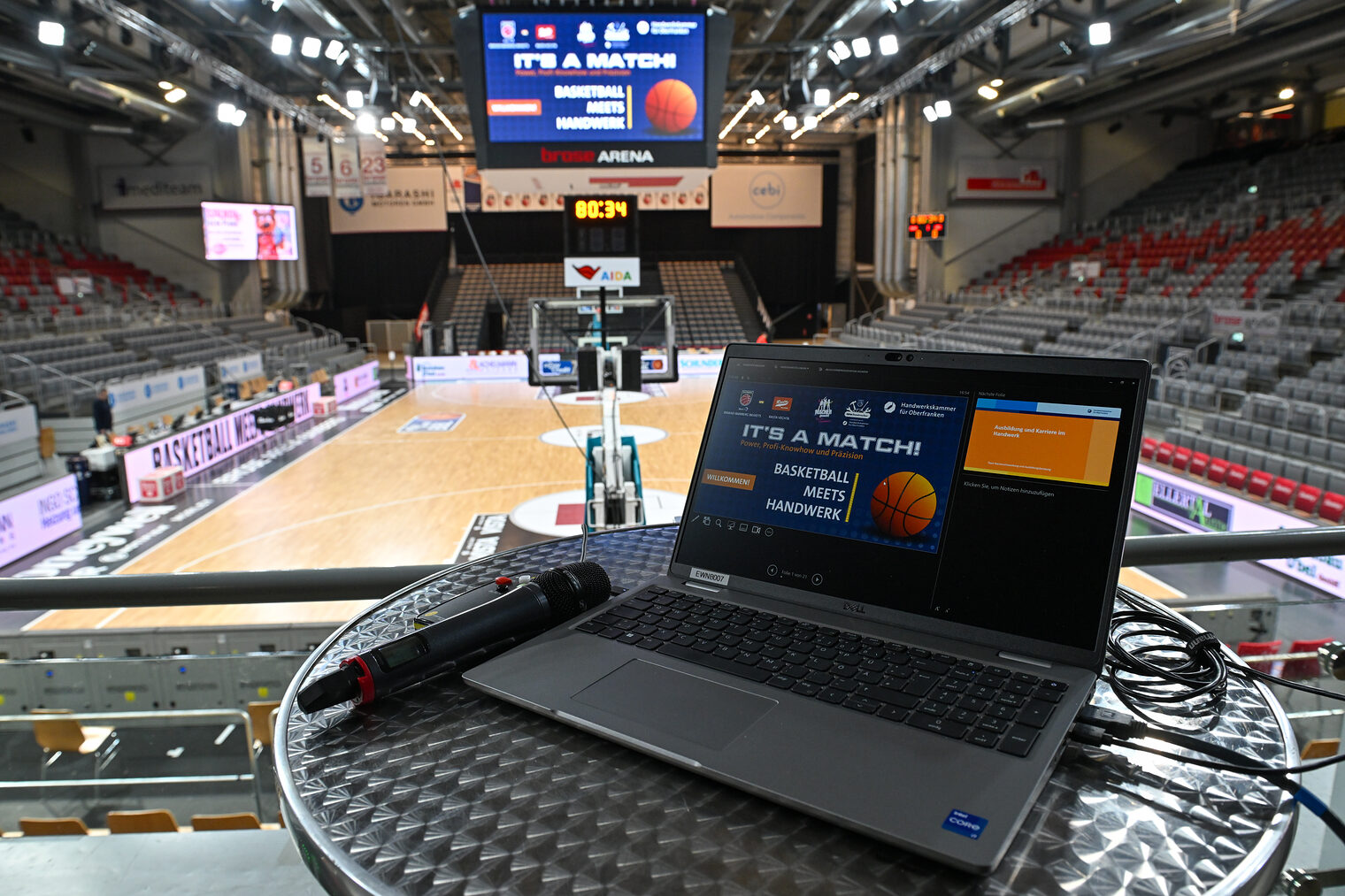 Ein Computer mit der Präsentation der HWK steht in der Halle der Baskets Bamberg.