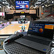 Ein Computer mit der Präsentation der HWK steht in der Halle der Baskets Bamberg.