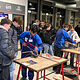 Schülerinnen und Schüler sägen Metallrohre mit Sägen zurecht.