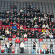 Die Schülerinnen und Schüler sitzen auf der Nordtribüne und sehen sich das Spiel an.