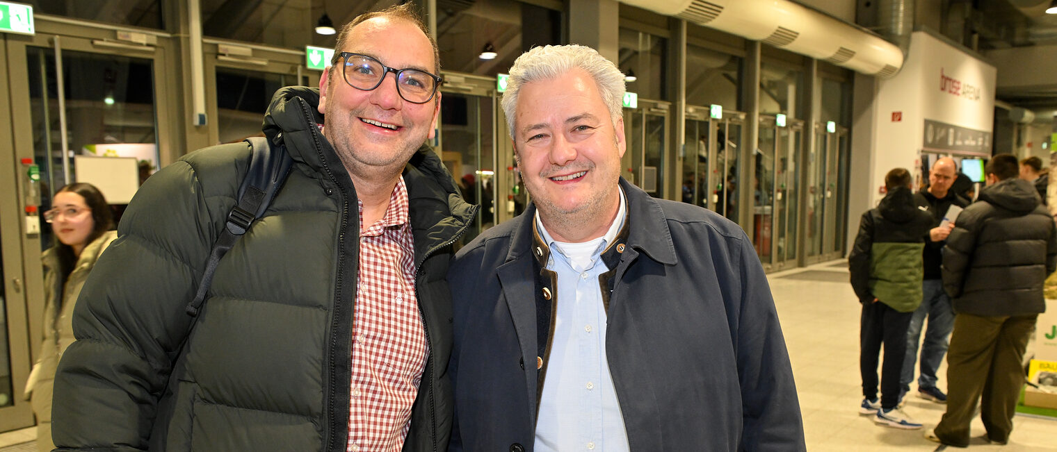 Ein Vertreter der Betriebe steht neben HWK-Präsident Matthias Graßmann. 