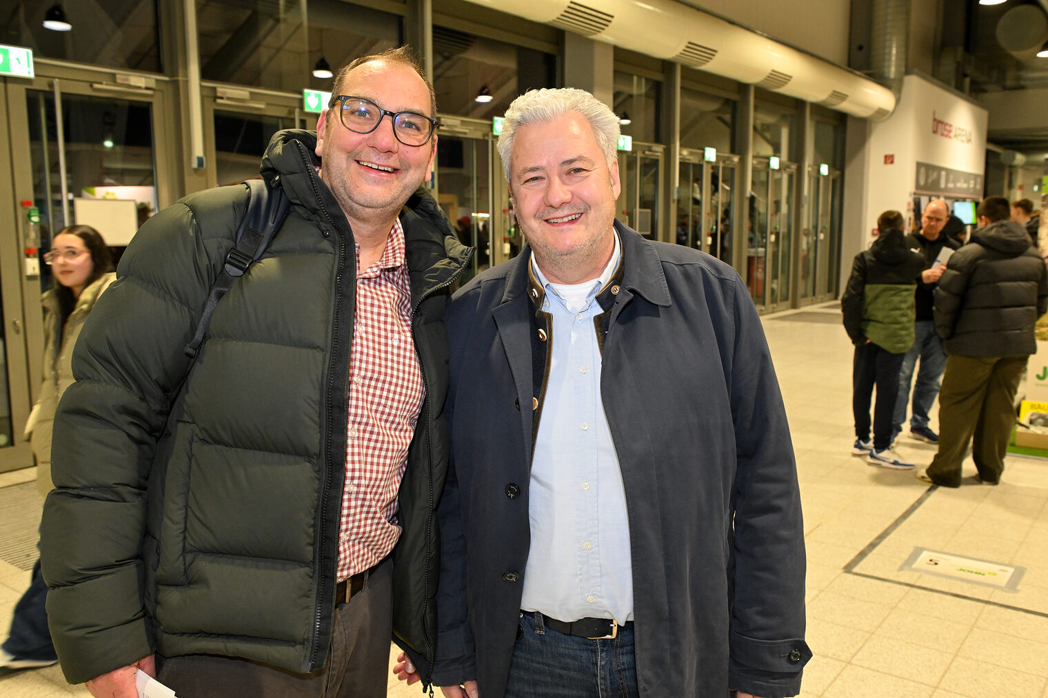 Ein Vertreter der Betriebe steht neben HWK-Präsident Matthias Graßmann. 