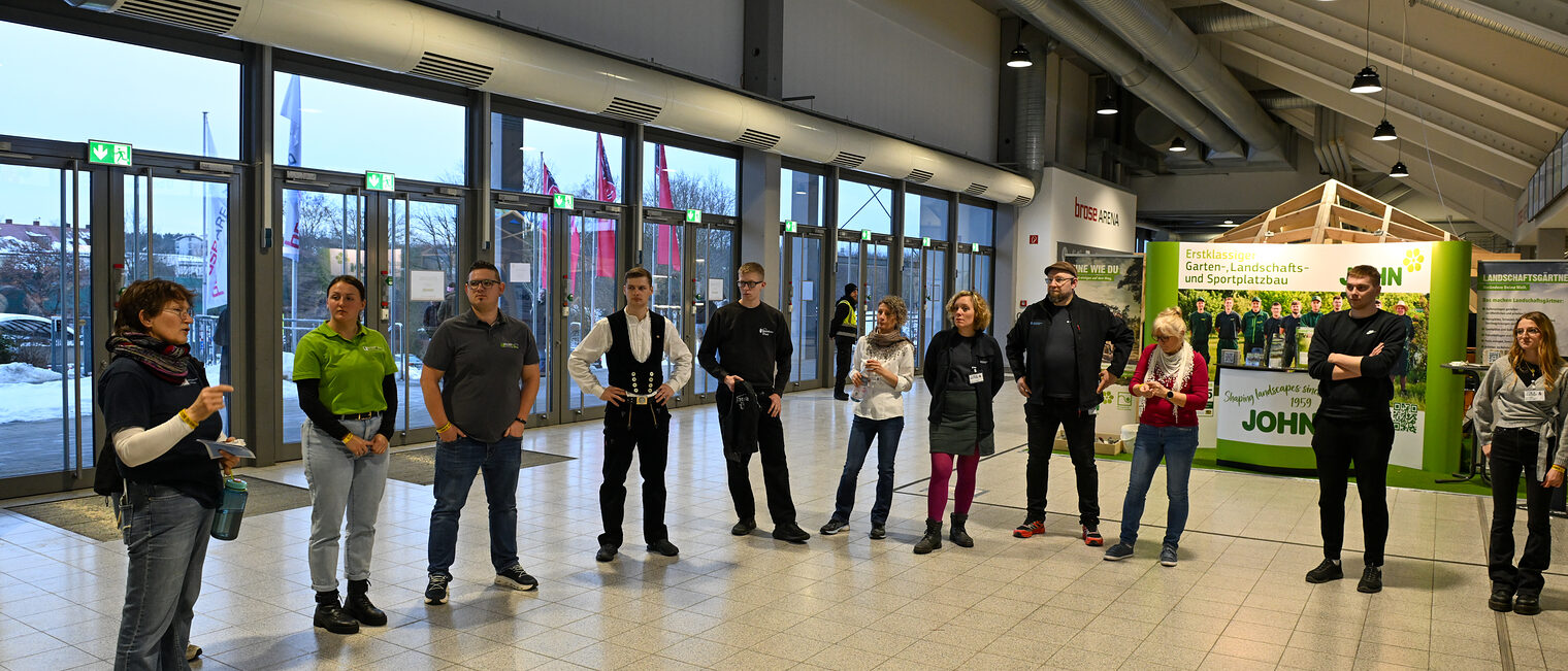 Michaela Heimpel erklärt den Vertretern der Betriebe den Ablauf der Veranstaltung.