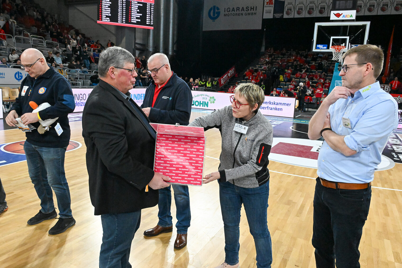 Die Vertreter der Betriebe ziehen die Gewinner aus einer Losbox.