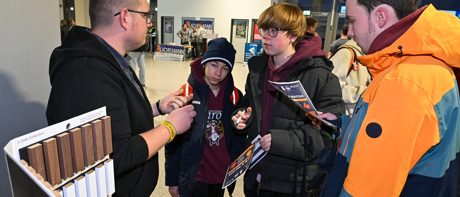 Schüler informieren sich am Stand vom Ellertal Akustik. 