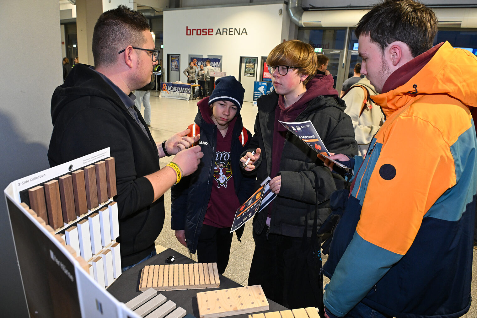Schüler informieren sich am Stand vom Ellertal Akustik. 