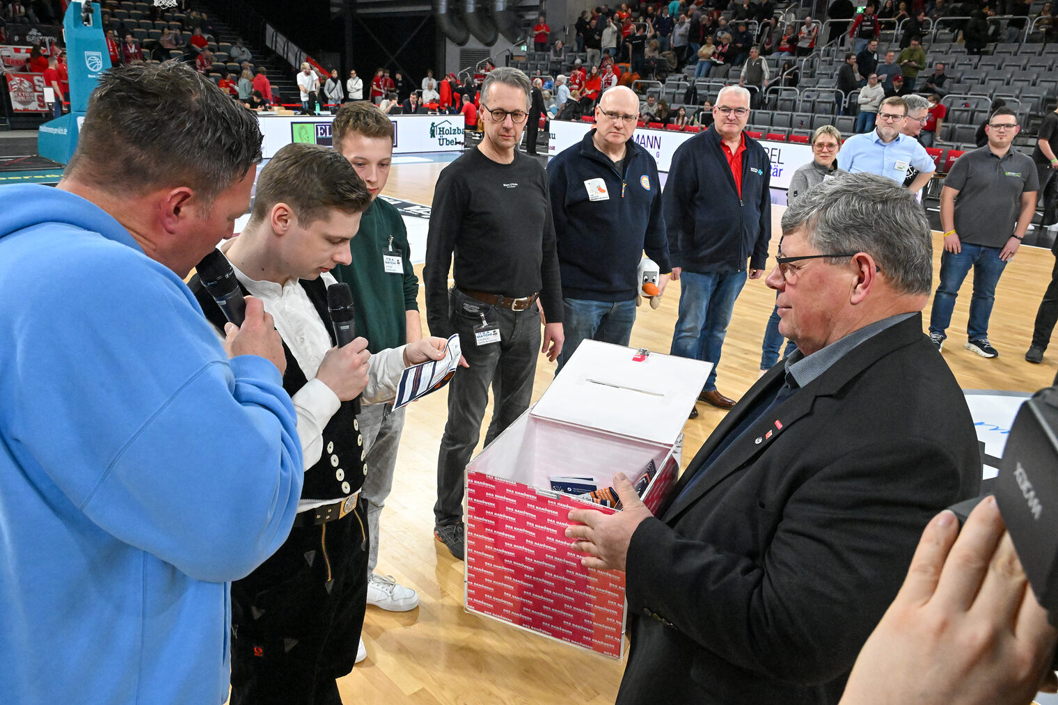 Die Vertreter der Betriebe ziehen die Gewinner aus der Losbox auf dem Spielfeld.