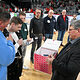 Die Vertreter der Betriebe ziehen die Gewinner aus der Losbox auf dem Spielfeld.
