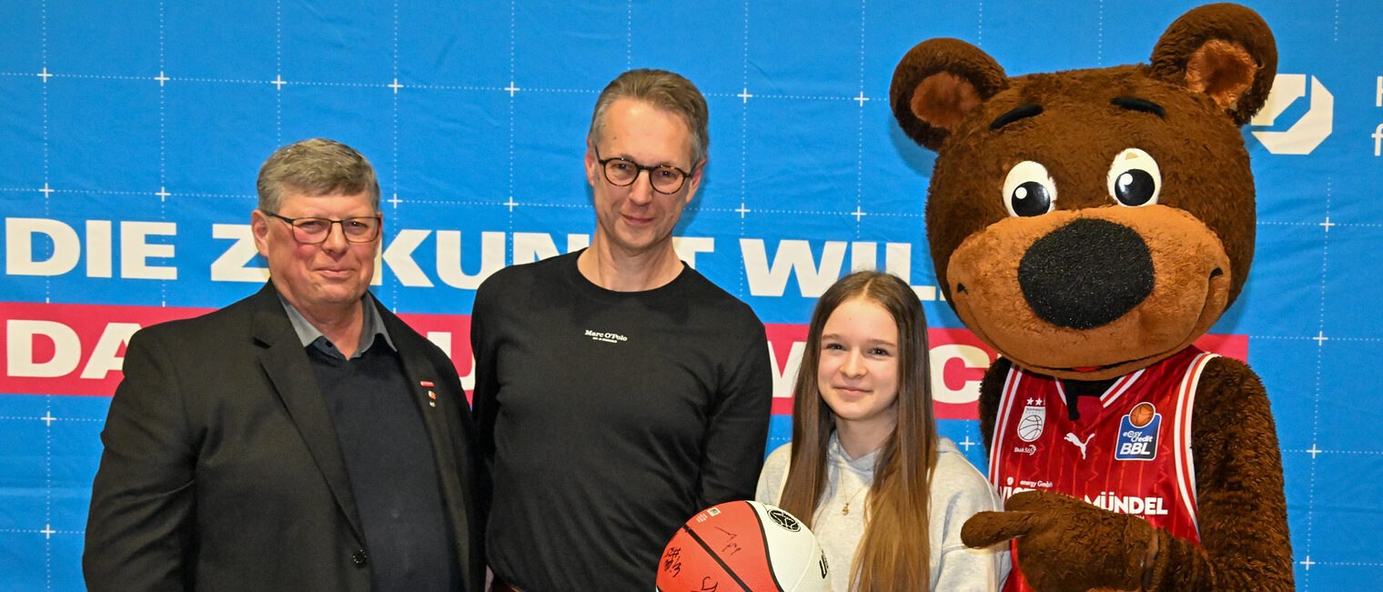 HWK-Vorstandsmitglied Michael Klein, ein Vertreter von Fritz Müller Sanitär & Heizung, eine Schülerin mit dem Gewinnerball und Maskottchen Freaky