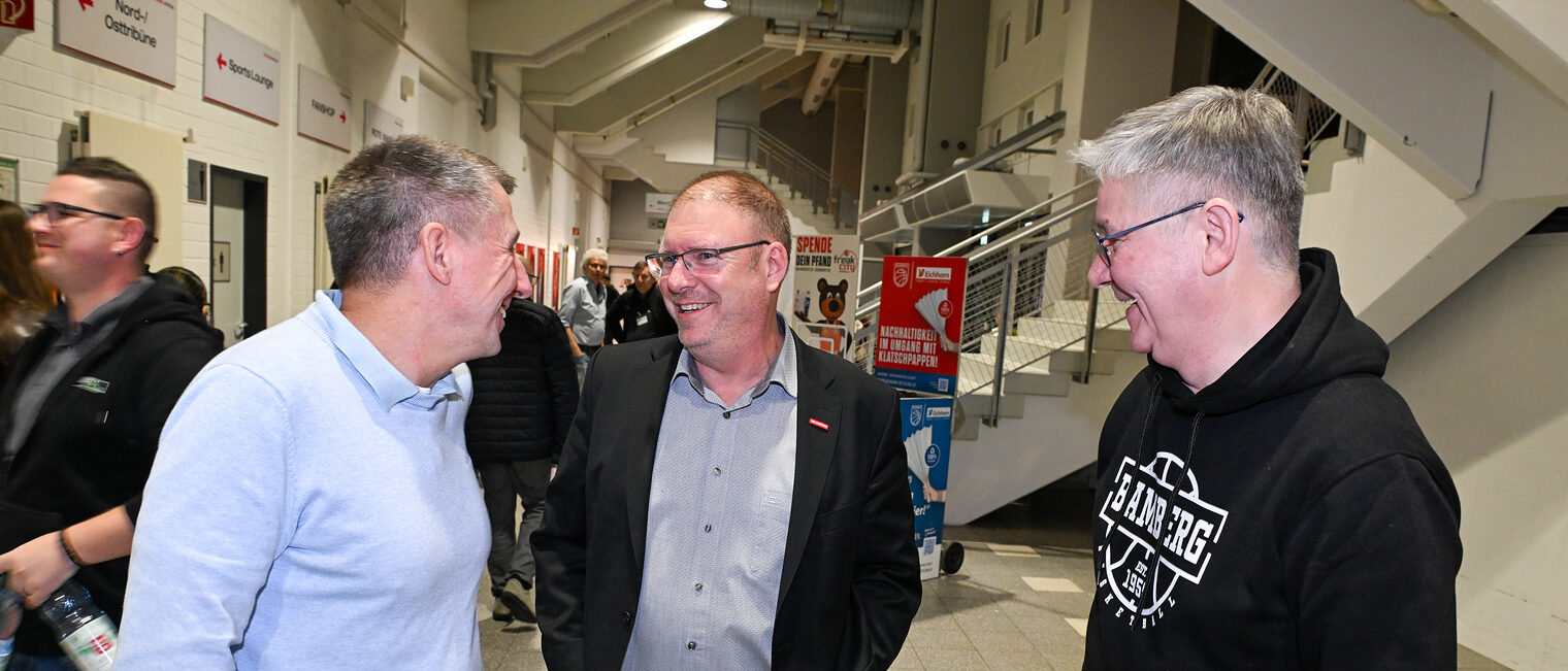 HWK-Geschäftsführer Rainer Beck, HWK-Vorstandsmitglied Jens Beland und HWK-Vizepräsident Michael Herpich unterhalten sich.