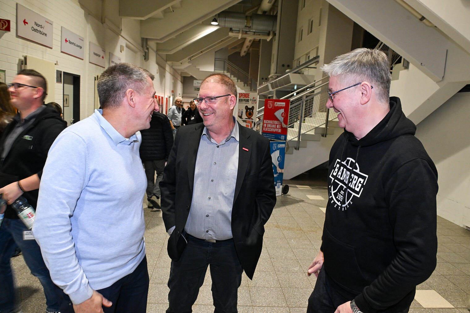 HWK-Geschäftsführer Rainer Beck, HWK-Vorstandsmitglied Jens Beland und HWK-Vizepräsident Michael Herpich unterhalten sich.