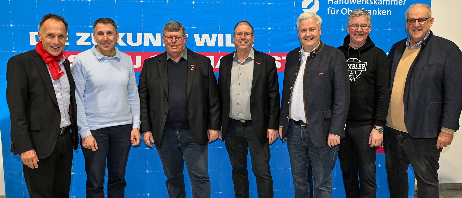 Die HWK-Führung mit Vorstandsmitgliedern posiert für ein Foto. 