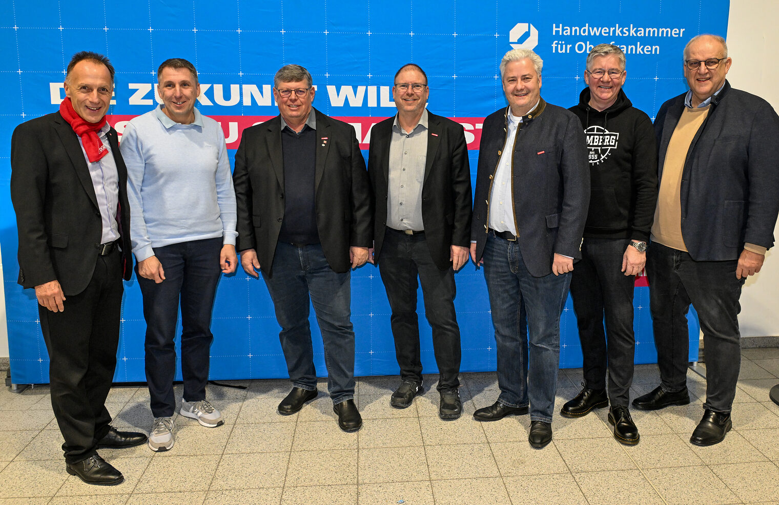 Die HWK-Führung mit Vorstandsmitgliedern posiert für ein Foto. 
