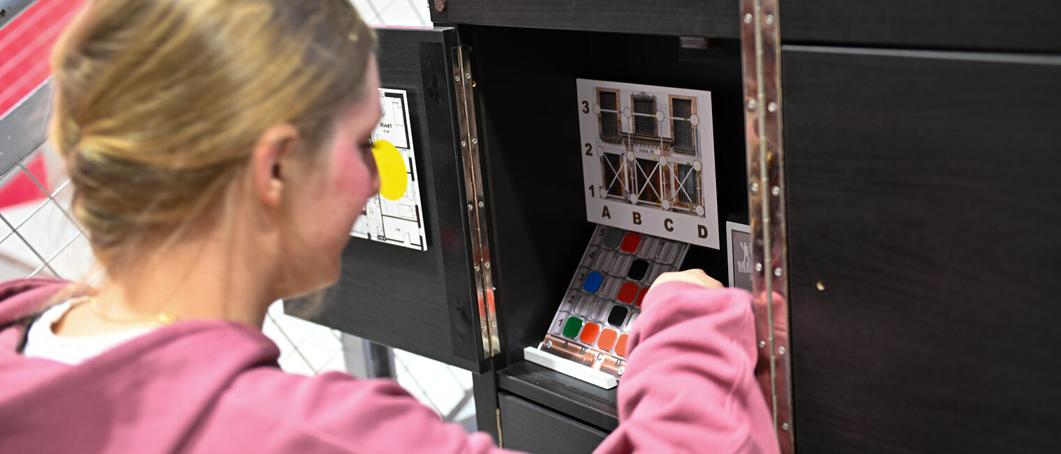 Eine Schülerin knobelt an der Crafty Battle Box der Handwerkskammer für Oberfranken.