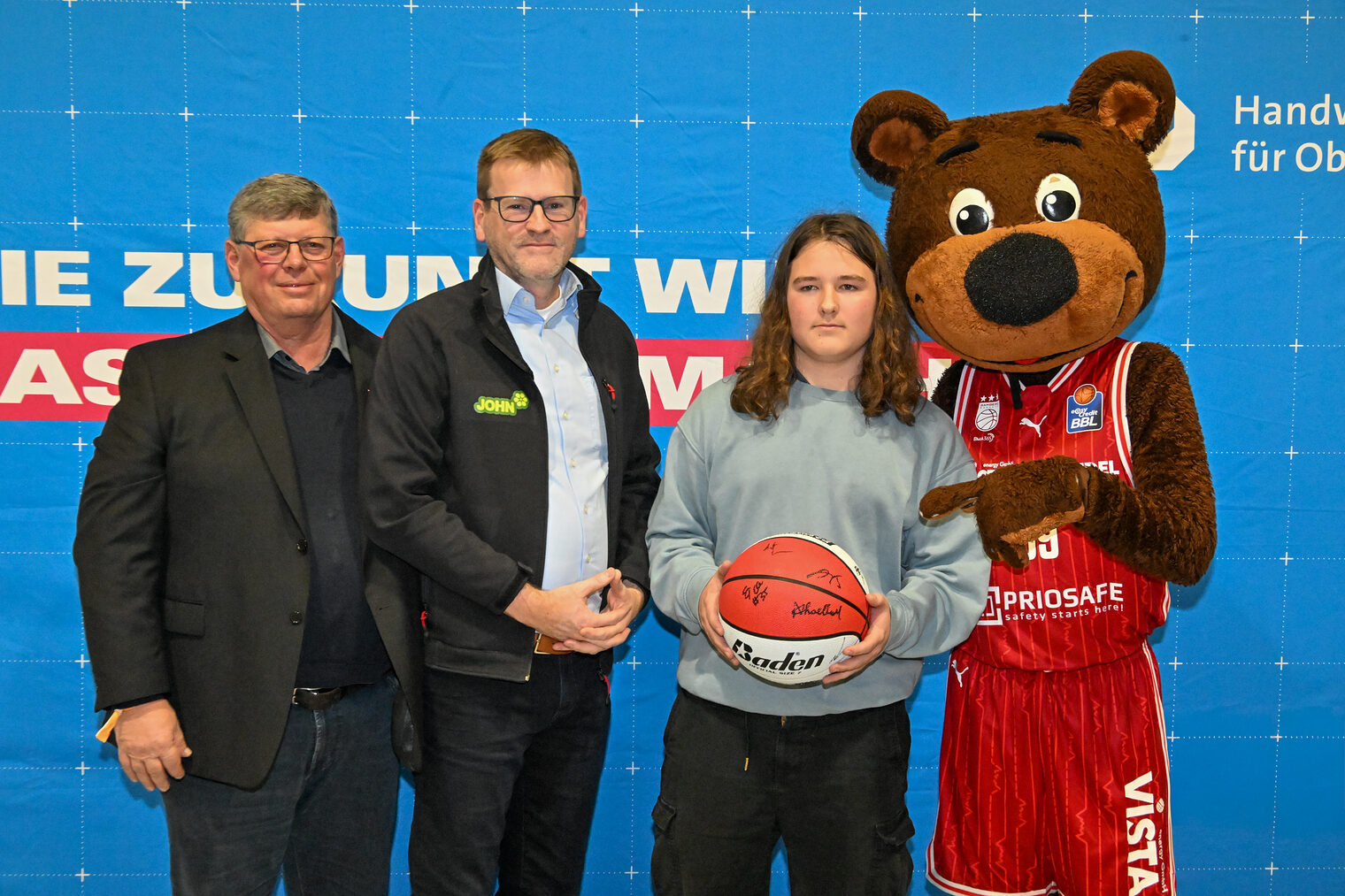 HWK-Vorstandsmitglied Michael Klein, ein Vertreter von John GmbH, ein Schüler mit dem Gewinnerball und Maskottchen Freaky