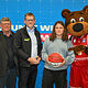 HWK-Vorstandsmitglied Michael Klein, ein Vertreter von John GmbH, ein Schüler mit dem Gewinnerball und Maskottchen Freaky