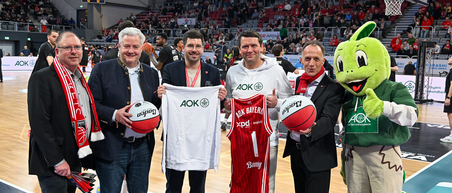 HWK-Vorstandsmitglied Jens Beland, HWK-Präsident Matthias Graßmann, Vertreter der AOK und das AOK-Maskottchen.