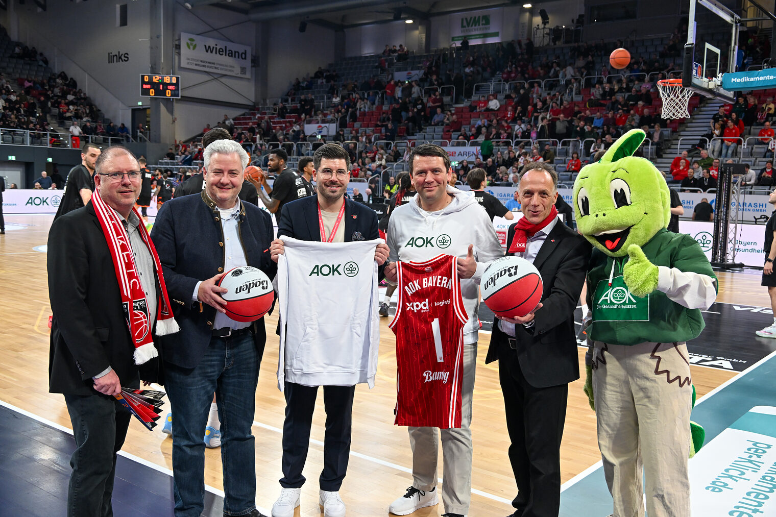 HWK-Vorstandsmitglied Jens Beland, HWK-Präsident Matthias Graßmann, Vertreter der AOK und das AOK-Maskottchen.