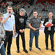 Die Verteter der Betriebe und der HWK nehmen die Verlosung mit der Losbox auf dem Spielfeld vor.