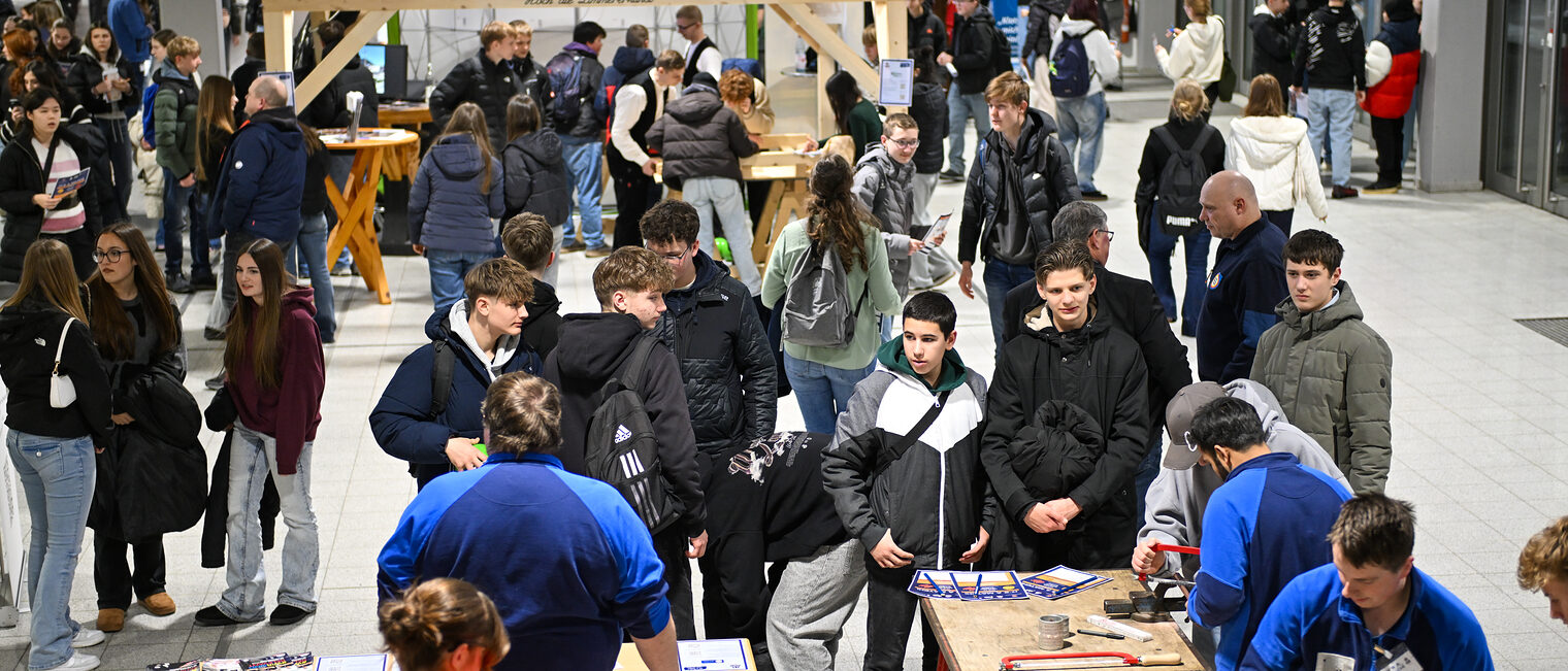 Luftaufnahme der Halle mit den Ständen der Betriebe und der besuchenden Schülerinnen und Schüler