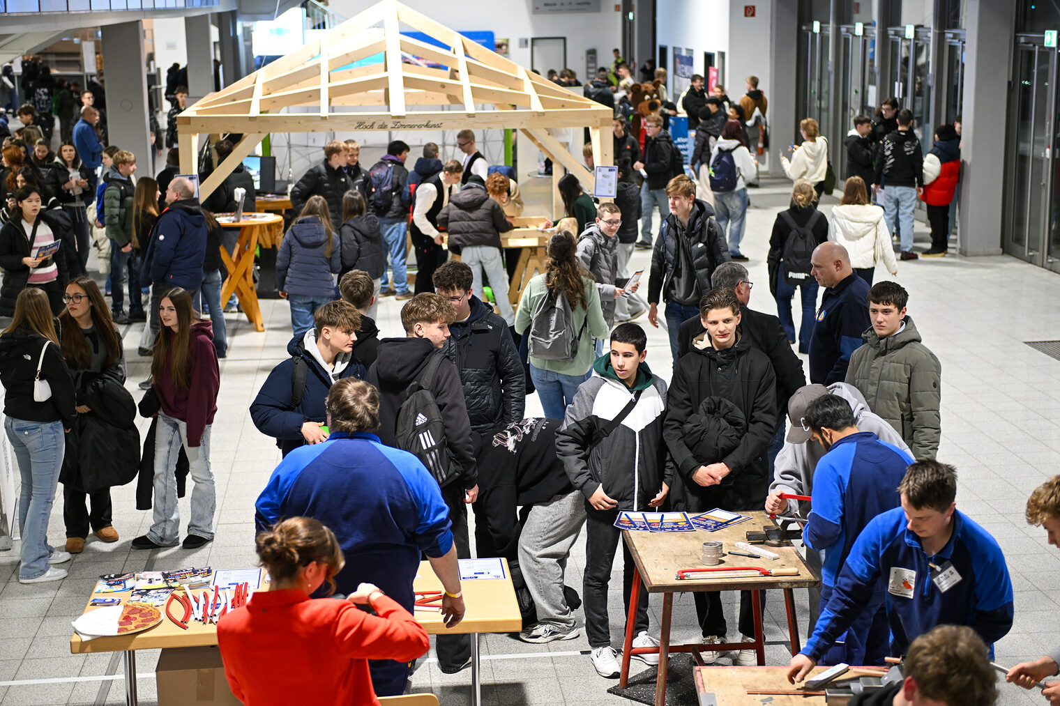 Luftaufnahme der Halle mit den Ständen der Betriebe und der besuchenden Schülerinnen und Schüler