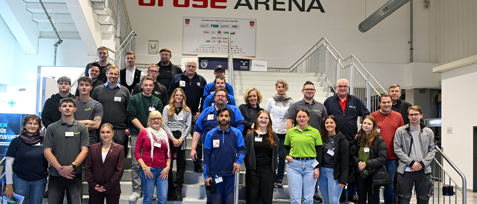 Die Vertreter der Betriebe, der Baskets Bamberg und der Handwerkskammer für Oberfranken posieren für ein Gruppenfoto. 