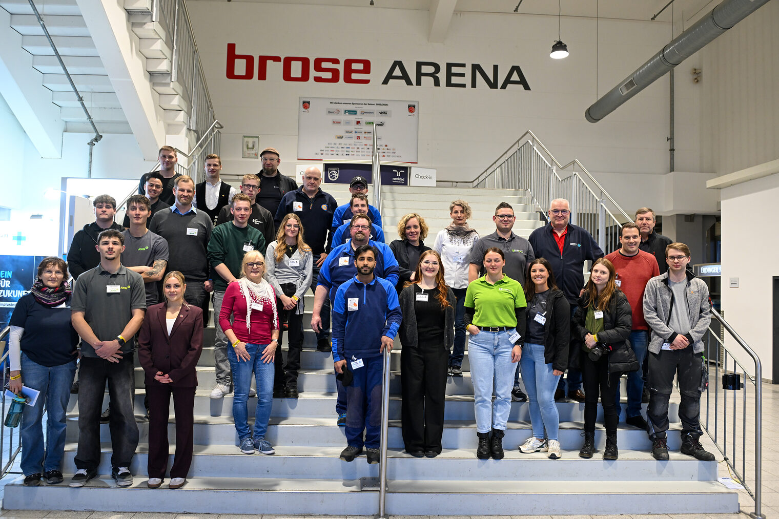 Die Vertreter der Betriebe, der Baskets Bamberg und der Handwerkskammer für Oberfranken posieren für ein Gruppenfoto. 