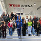 Die Vertreter der Betriebe, der Baskets Bamberg und der Handwerkskammer für Oberfranken posieren für ein Gruppenfoto. 