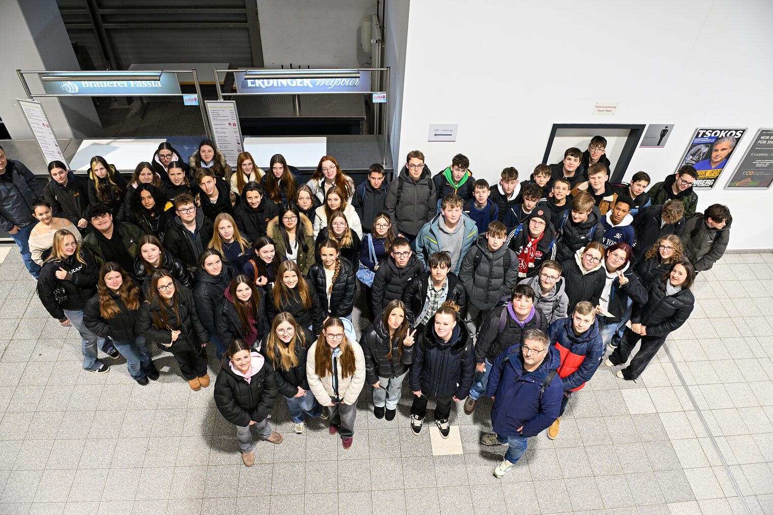 Eine Schulklasse posiert für ein Gruppenfoto in der Brose-Arena.