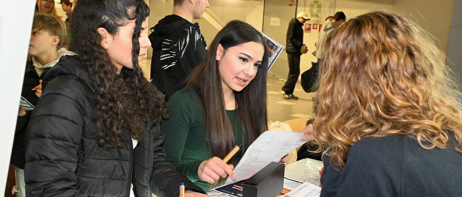 Zwei Schülerinnen informieren sich an einem der Stände.