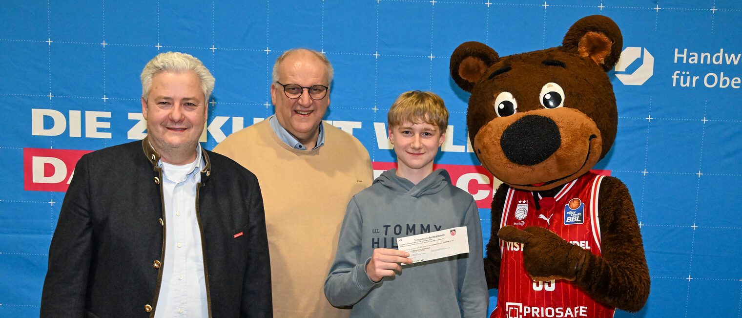 HWK-Präsident Matthias Graßmann, HWK-Hauptgeschäftsführer Reinhard Bauer, ein Schüler mit dem Gewinner-Courtside-Tickets mit Maskottchen Freaky