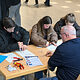 Schülerinnen und Schüler biegen Metalldrähte am Stand des Unicversitätsklinikums Erlangen zurecht.