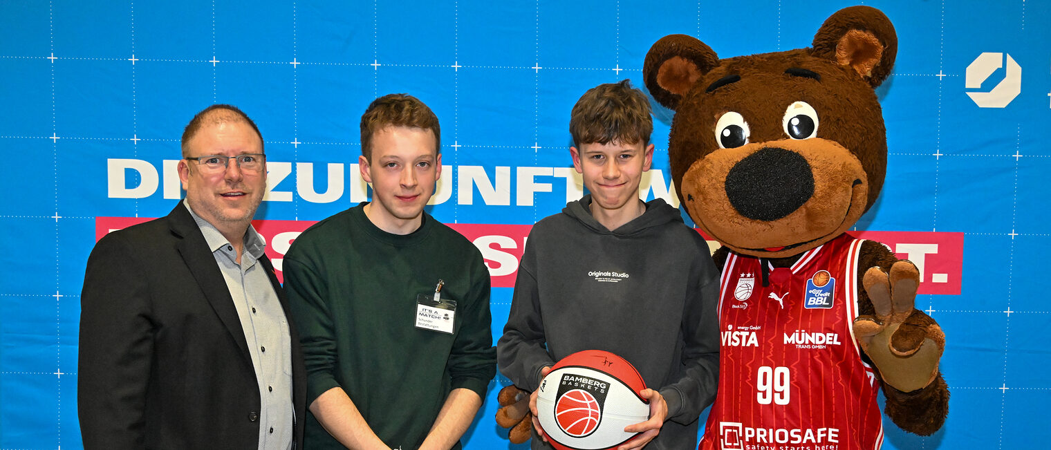 HWK-Vorstandsmitglied Jens Beland, ein Vertreter von Schunder Bestattungen, ein Schüler mit dem Gewinnerball und Freaky